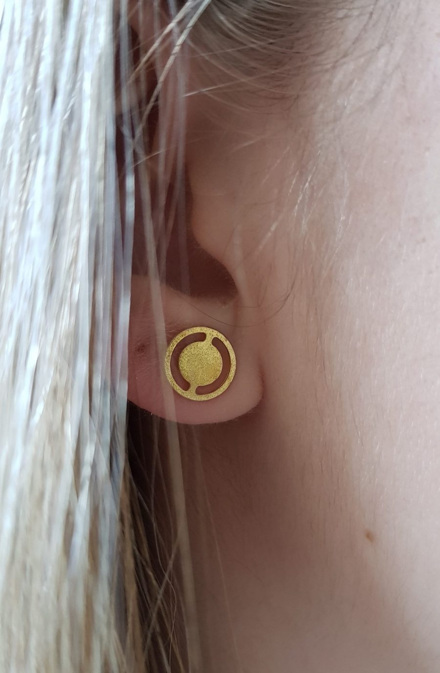 puces d'oreilles laiton doré