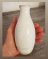 petit vase soliflore blanc dans main