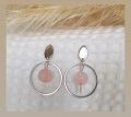 Boucles d'oreilles en acier argentée et perle de quartz rose