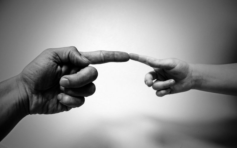 mains homme et enfant noir et blanc