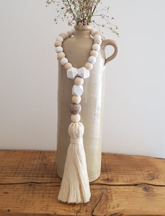Suspension bohème en perles de bois et perle en céramique