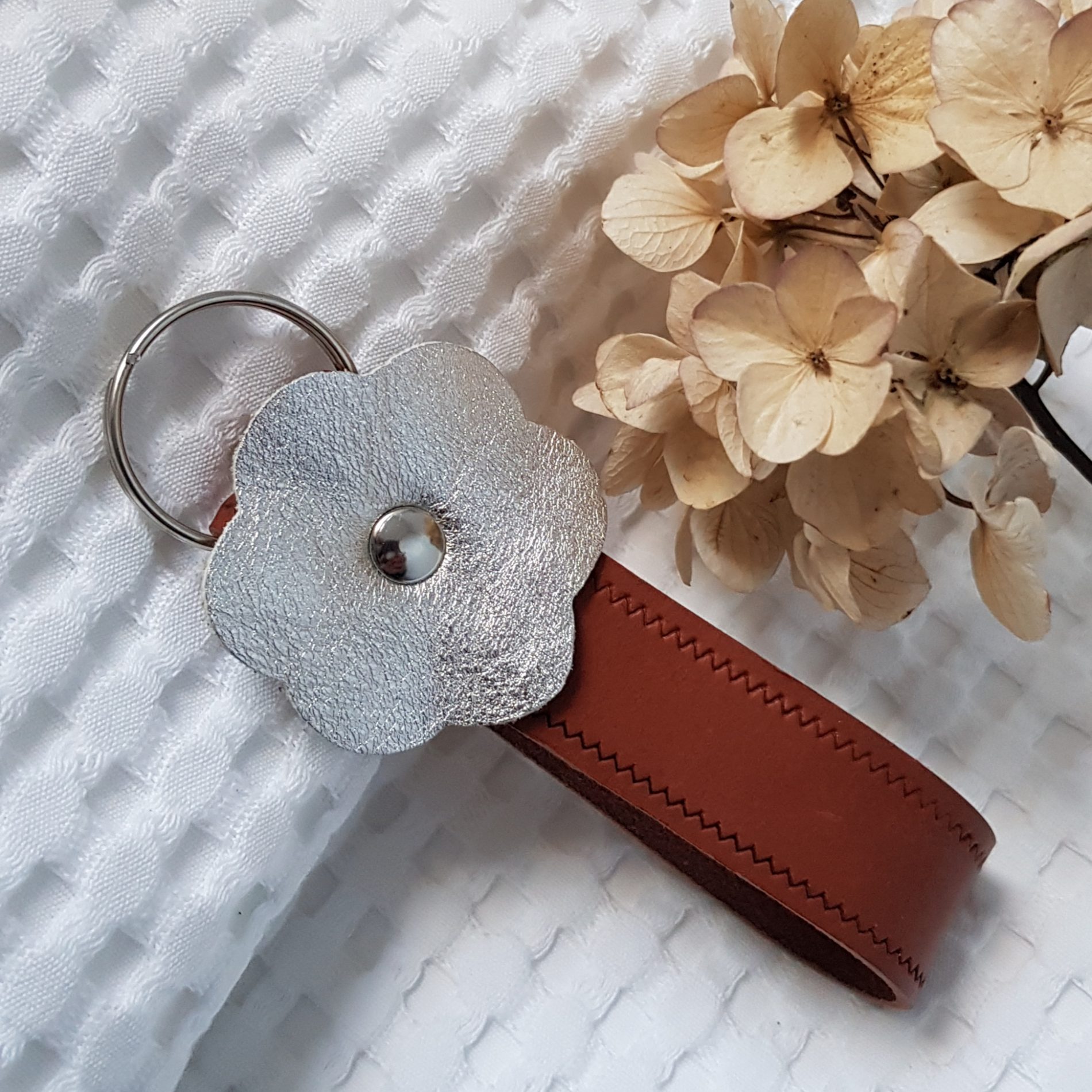 Porte clés fleur en cuir véritable