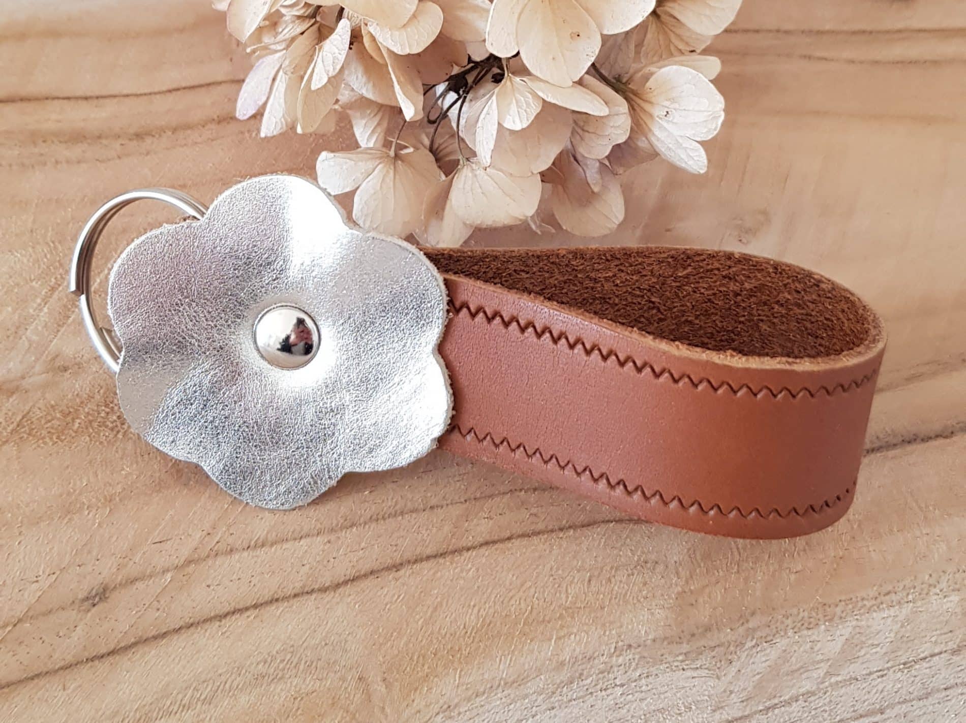 Porte clés fleur en cuir véritable
